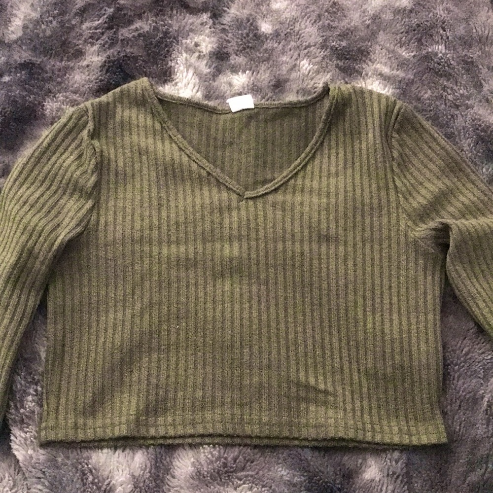 green cropped long sleeve v neck, please check description